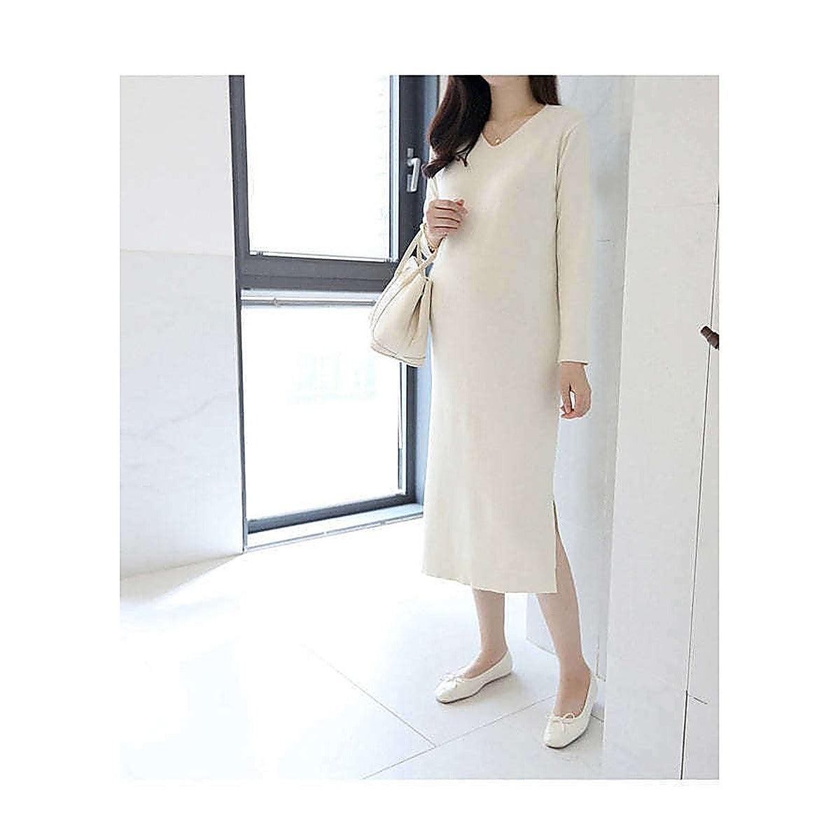 模特兒實穿米白色長裙，站於鏡前手持外套｜Stella soft v-neck knit ops（第 2 張）