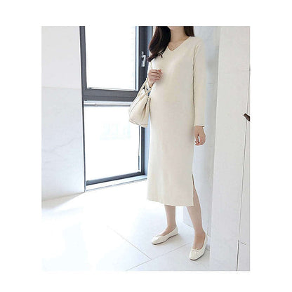 模特兒實穿米白色長裙，站於鏡前手持外套｜Stella soft v-neck knit ops（第 2 張）