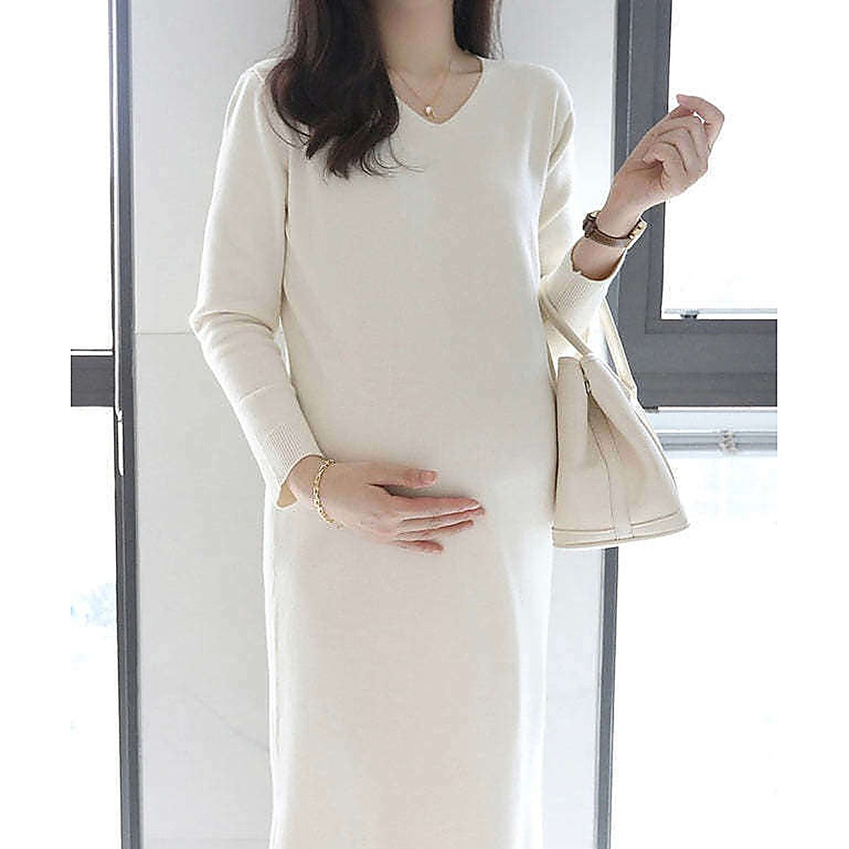 模特兒實穿米白色長裙，站於鏡前手持外套｜Stella soft v-neck knit ops（第 20 張）