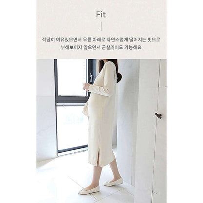 模特兒實穿米白色長裙，站於鏡前手持外套｜Stella soft v-neck knit ops（第 4 張）