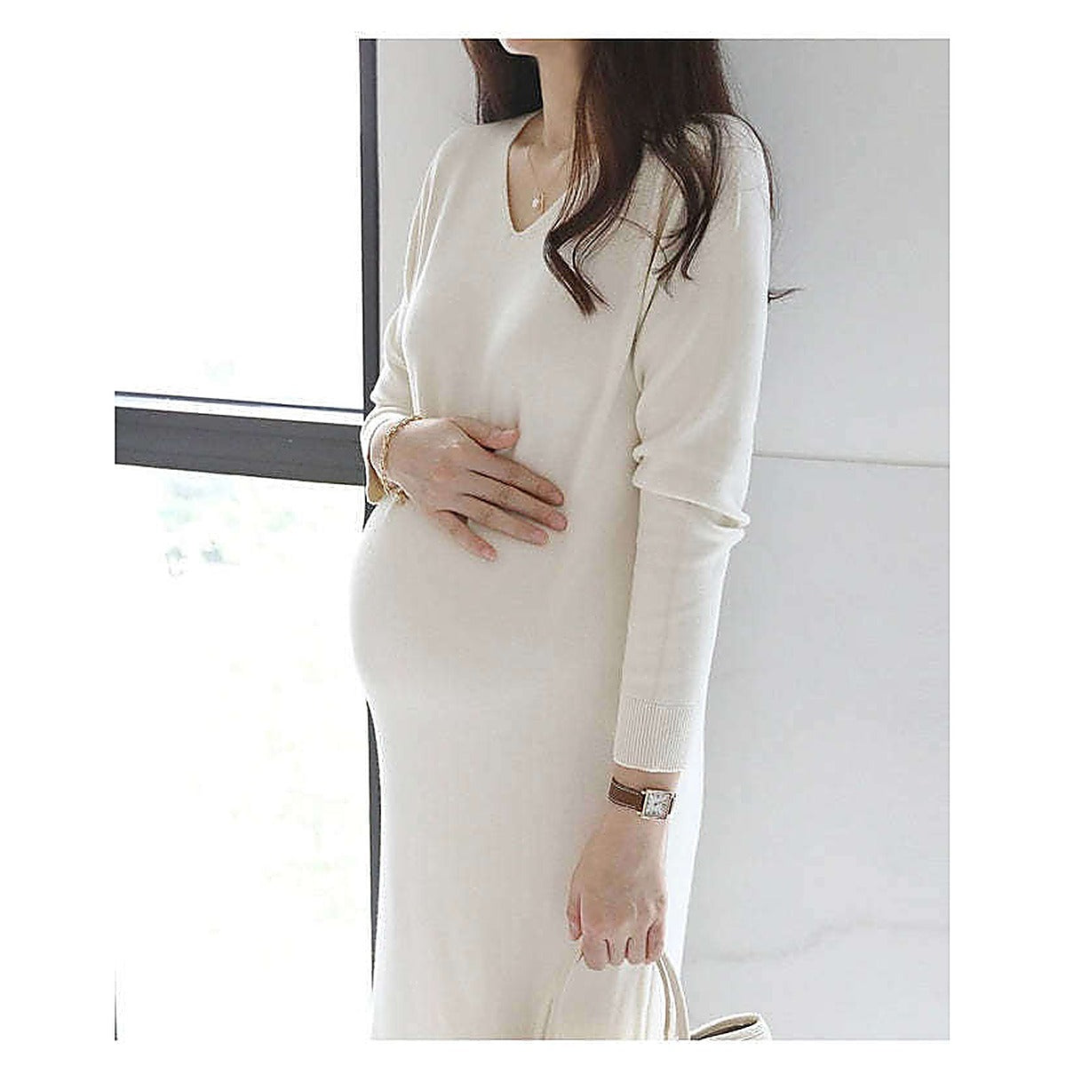 模特兒實穿米白色長裙，站於鏡前手持外套｜Stella soft v-neck knit ops（第 5 張）