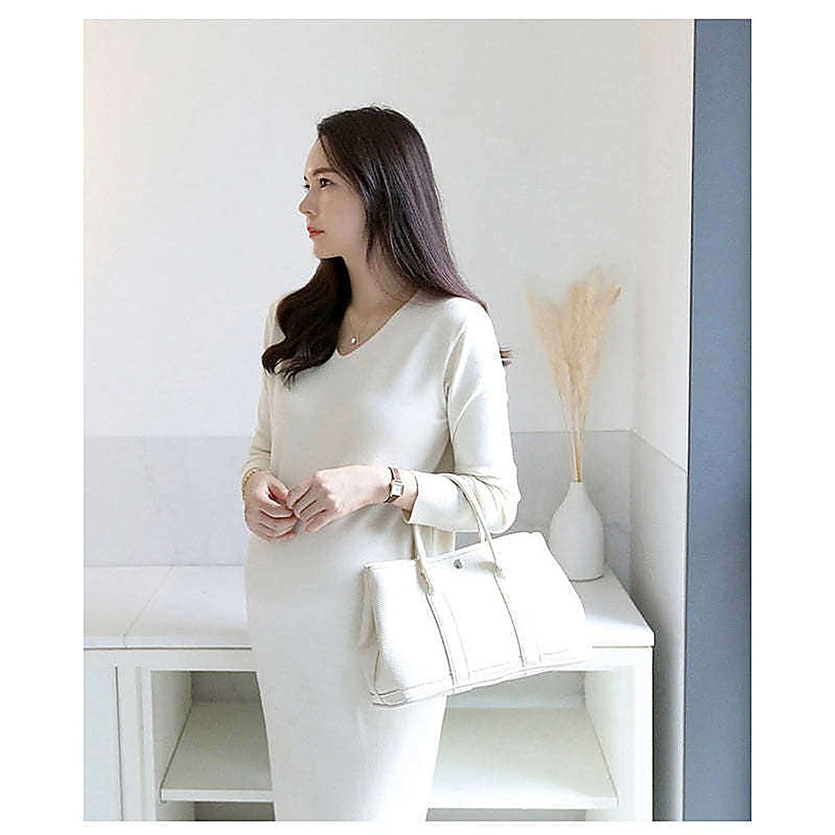 模特兒實穿米白色長裙，站於鏡前手持外套｜Stella soft v-neck knit ops（第 8 張）