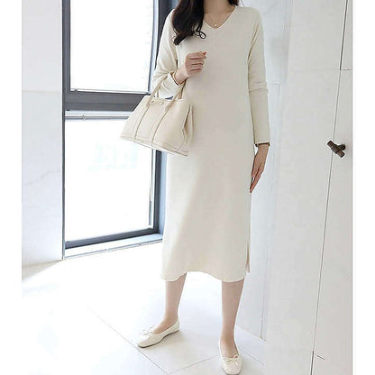 模特兒實穿米白色長裙，站於鏡前手持外套｜Stella soft v-neck knit ops（第 9 張）
