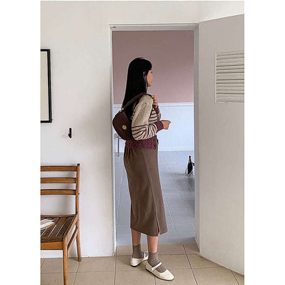 模特兒實穿黑色高腰中長半截裙（側開叉），配灰色襯衫及黑色平底鞋｜孕婦高腰彈性側開叉半截裙（第 9 張）