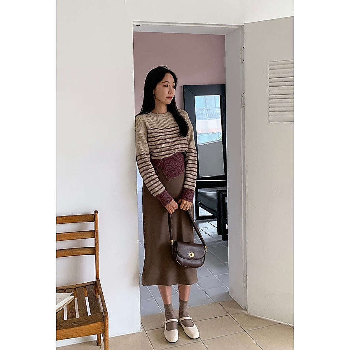 模特兒實穿黑色高腰中長半截裙（側開叉），配灰色襯衫及黑色平底鞋｜孕婦高腰彈性側開叉半截裙（第 10 張）
