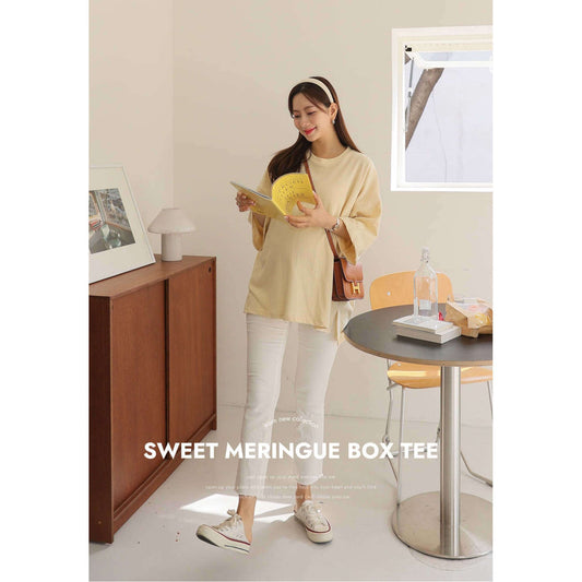 模特兒實穿淺黃色 box tee，站於鏡前附品牌文字｜Daily basic sweet maternity box tee（第 1 張）