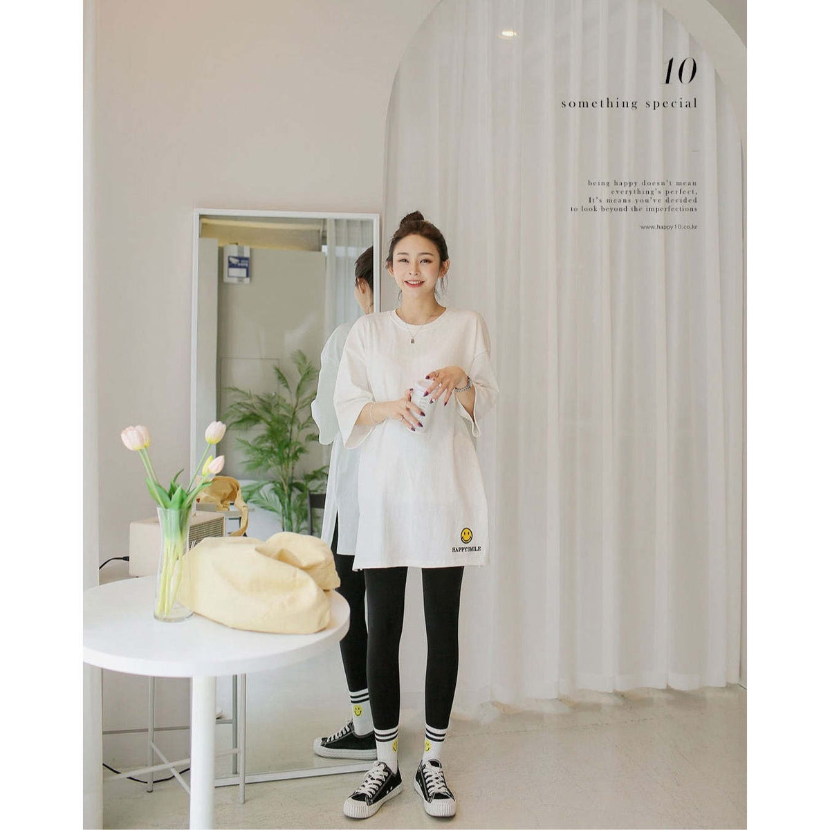 掛拍白底：米白色短袖上衣（附 WARDROBE BASIC 文字）｜微笑刺繡圖案7分袖寬鬆長Tee（第 6 張）