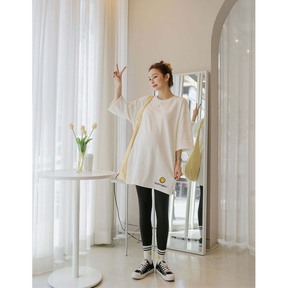 掛拍白底：米白色短袖上衣（附 WARDROBE BASIC 文字）｜微笑刺繡圖案7分袖寬鬆長Tee（第 11 張）