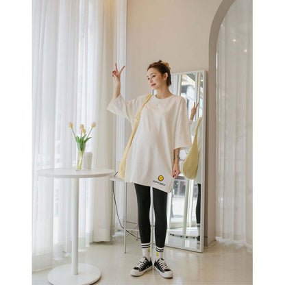 掛拍白底：米白色短袖上衣（附 WARDROBE BASIC 文字）｜微笑刺繡圖案7分袖寬鬆長Tee（第 11 張）