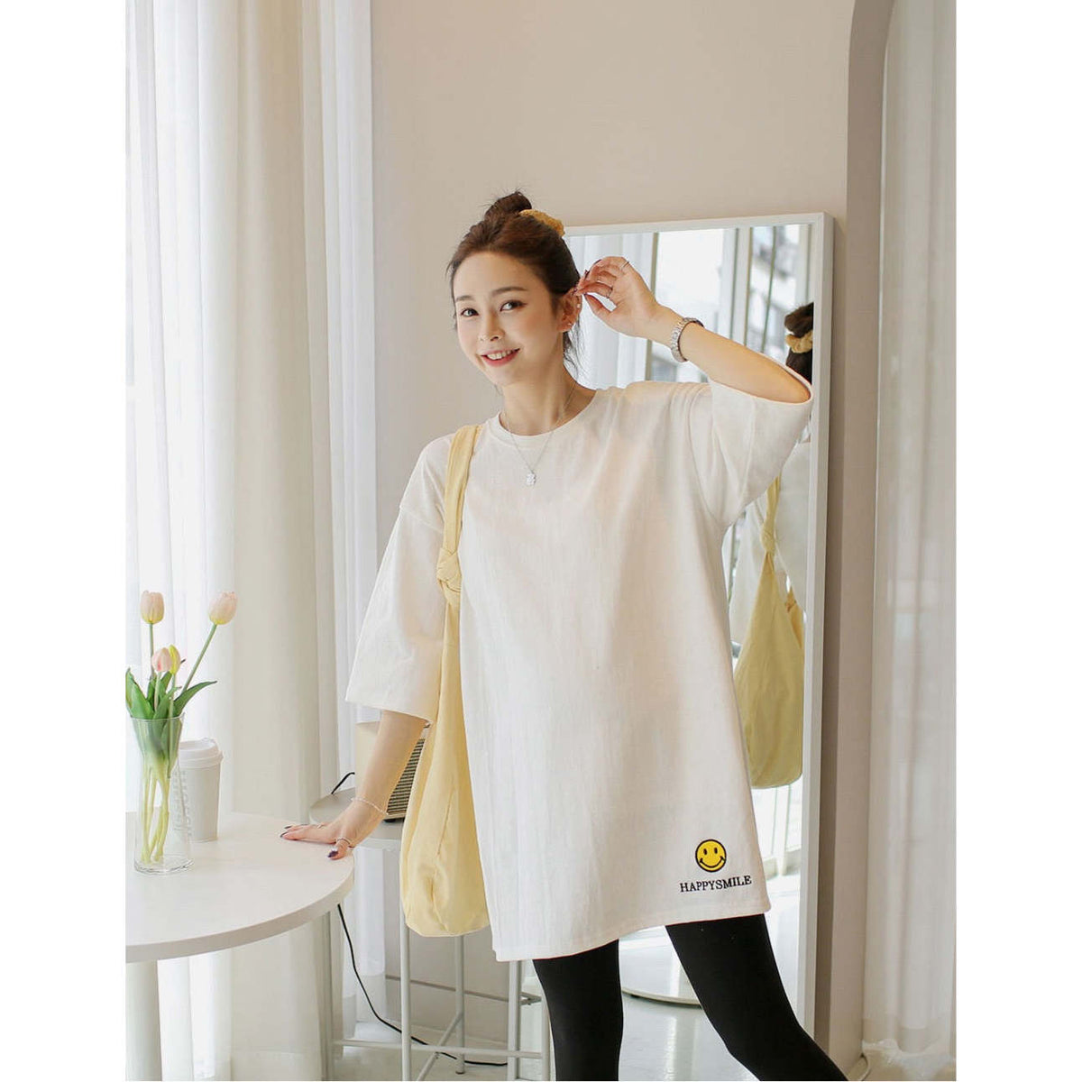 掛拍白底：米白色短袖上衣（附 WARDROBE BASIC 文字）｜微笑刺繡圖案7分袖寬鬆長Tee（第 12 張）