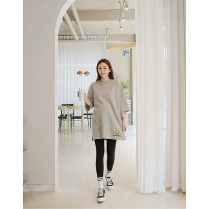 掛拍白底：米白色短袖上衣（附 WARDROBE BASIC 文字）｜微笑刺繡圖案7分袖寬鬆長Tee（第 18 張）