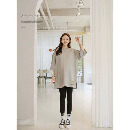 掛拍白底：米白色短袖上衣（附 WARDROBE BASIC 文字）｜微笑刺繡圖案7分袖寬鬆長Tee（第 24 張）