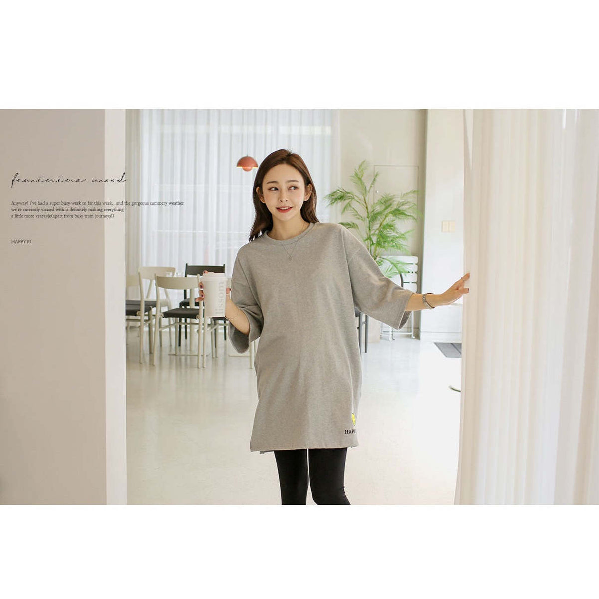 掛拍白底：米白色短袖上衣（附 WARDROBE BASIC 文字）｜微笑刺繡圖案7分袖寬鬆長Tee（第 28 張）